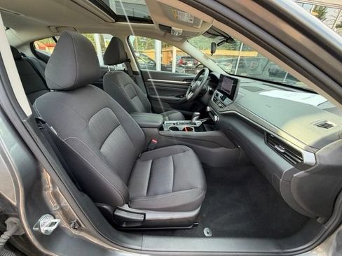 Used 2023 Nissan Altima 2.5 SV w/ SV Premium Package AWD/4WD image 10