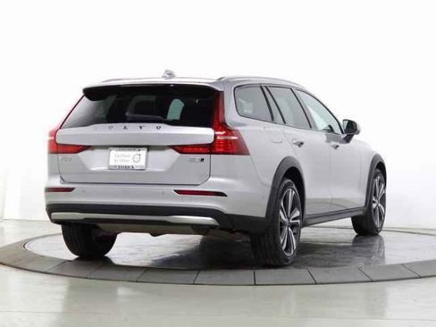 Certified 2025 Volvo V60 B5 Cross Country Plus image 11