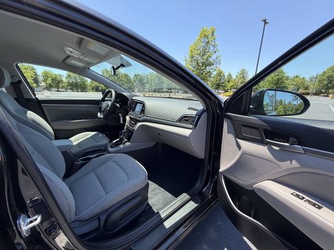 Used 2017 Hyundai Elantra SE FWD image 18