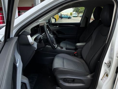 Used 2026 Volkswagen Tiguan SE FWD image 10