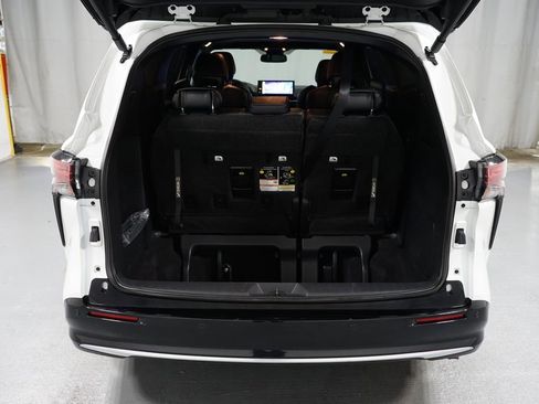 Used 2025 Toyota Sienna Limited image 37