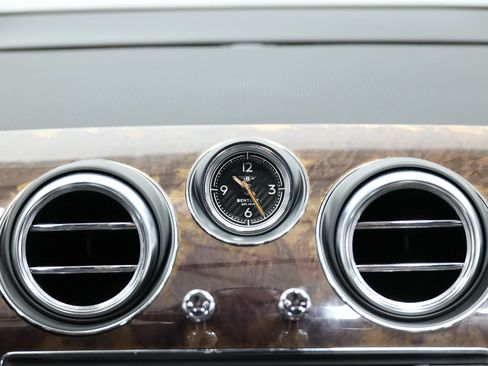 Used 2020 Bentley Bentayga Plug-In Hybrid AWD/4WD image 34