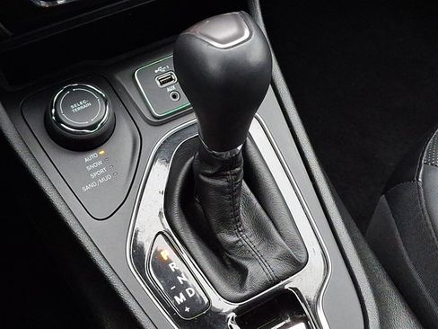 Used 2019 Jeep Cherokee Limited w/ Technology Group image 14