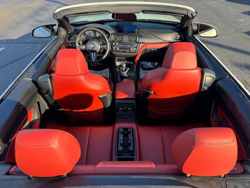 Used 2015 BMW M4 Convertible image 10