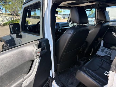 Used 2018 Jeep Wrangler Unlimited Rubicon w/ Connectivity Group AWD/4WD image 25