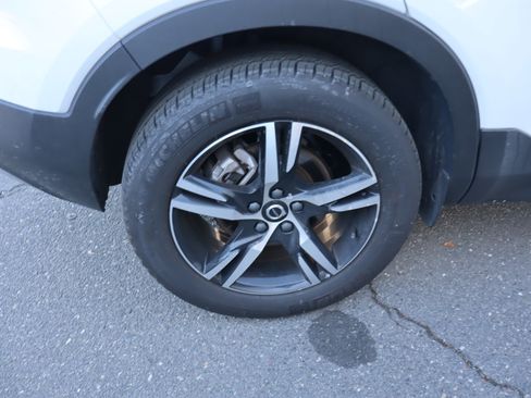 Used 2025 Volvo XC40 B5 Core image 38