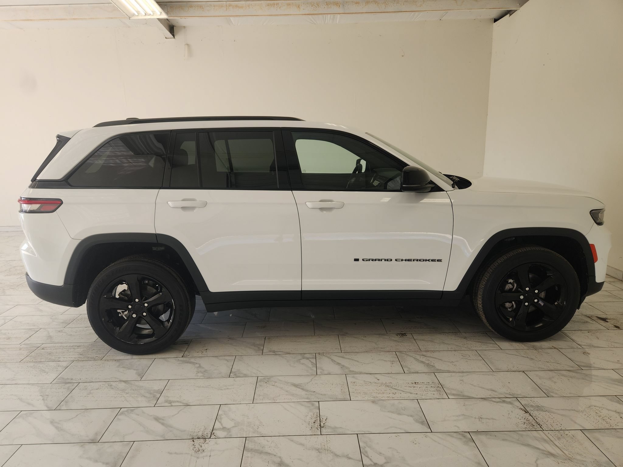 Used 2023 Jeep Grand Cherokee Altitude AWD/4WD image 4