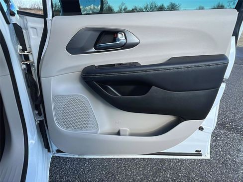Used 2023 Chrysler Pacifica Touring-L image 13