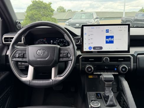 Used 2025 Toyota 4Runner Limited AWD/4WD image 23