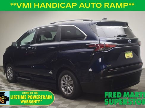 Used 2022 Toyota Sienna XLE image 6