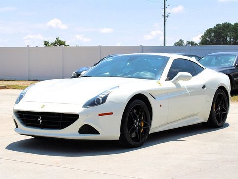 Used 2017 Ferrari California T image 5
