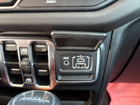 Used 2025 Jeep Gladiator Sport AWD/4WD image 19