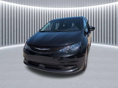 Used 2023 Chrysler Voyager LX FWD image 3