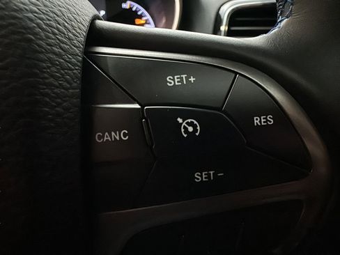 Used 2019 Jeep Grand Cherokee Laredo image 23