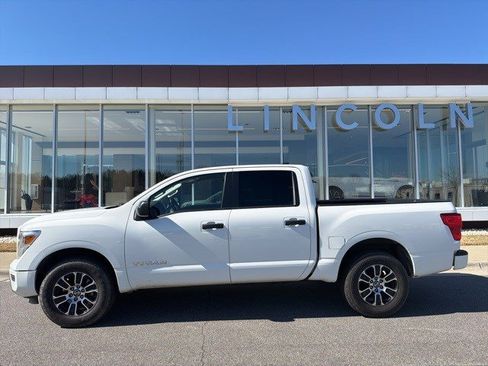 Used 2022 Nissan Titan SV image 2