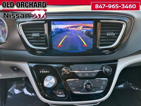 Used 2017 Chrysler Pacifica Touring image 18