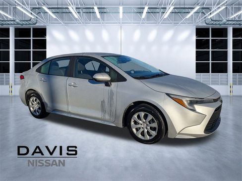 Used 2025 Toyota Corolla LE image 1