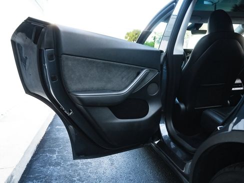 Used 2023 Tesla Model Y AWD image 17