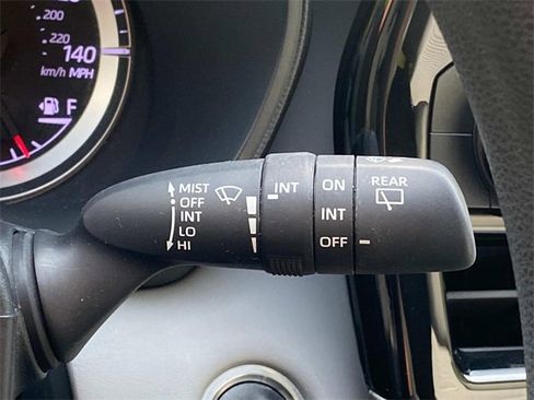 Used 2020 Toyota Highlander L w/ Phone Cable & Charge Package image 23