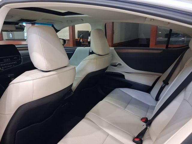 Used 2024 Lexus ES 350 w/ Premium Package FWD image 5