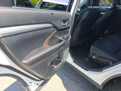 Used 2016 Toyota Highlander XLE AWD/4WD image 11