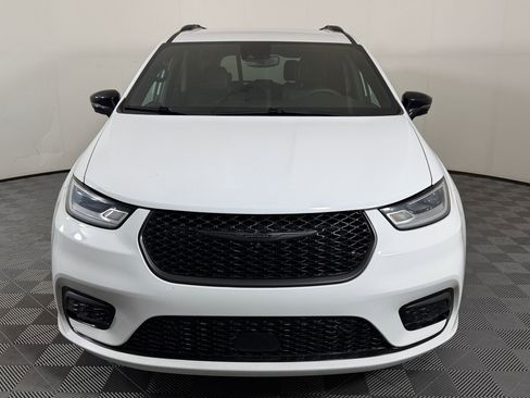 Used 2024 Chrysler Pacifica Touring-L w/ Uconnect Theater Family Group image 7