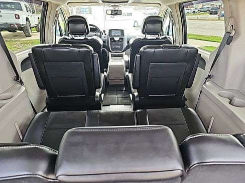 Used 2014 Chrysler Town & Country Touring-L image 23