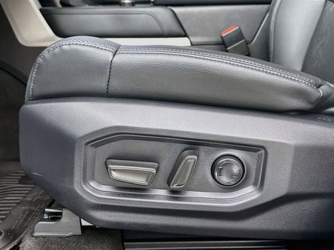 Used 2025 Toyota Tundra Limited AWD/4WD image 31