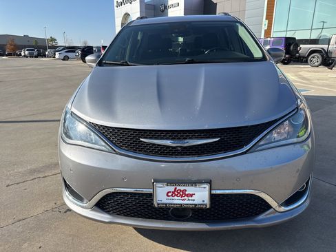 Used 2018 Chrysler Pacifica Touring-L w/ Advanced Safetytec Group image 2