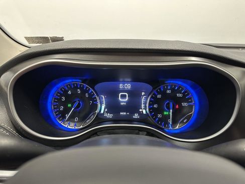 Used 2022 Chrysler Pacifica Touring-L FWD image 19