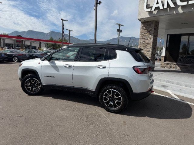 Used 2025 Jeep Compass Trailhawk AWD/4WD image 5
