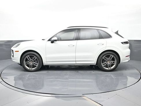 Certified 2025 Porsche Cayenne AWD/4WD image 2