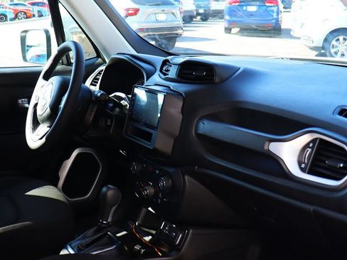 Used 2020 Jeep Renegade Latitude w/ Popular Equipment Group FWD image 31