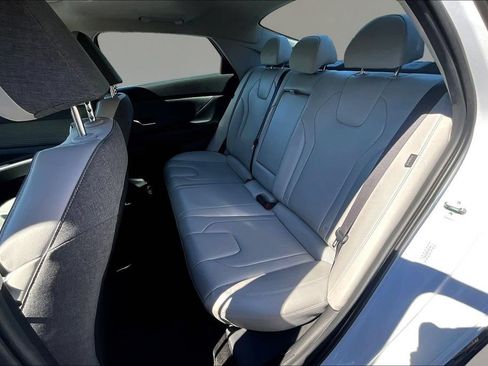 Used 2024 Hyundai Elantra Limited FWD image 18