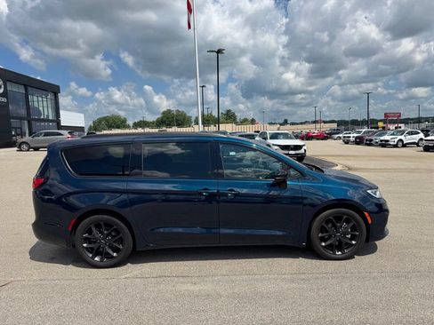 Used 2025 Chrysler Pacifica Limited FWD image 34