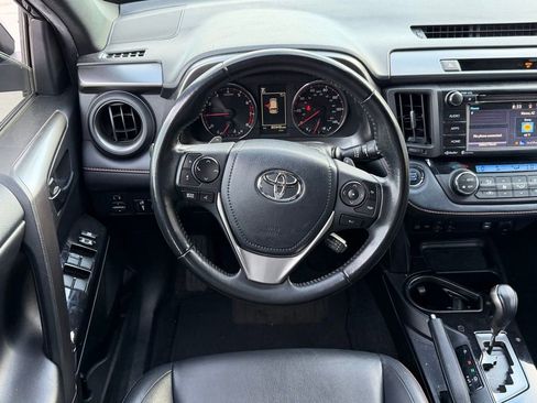 Used 2018 Toyota RAV4 SE image 15