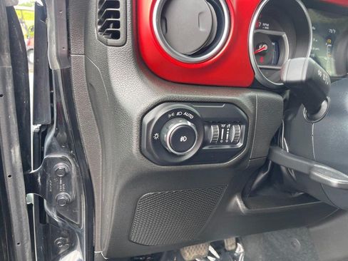 Used 2022 Jeep Wrangler Unlimited Rubicon w/ Cold Weather Group AWD/4WD image 17