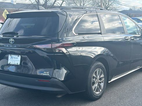 Used 2023 Toyota Sienna XLE image 10