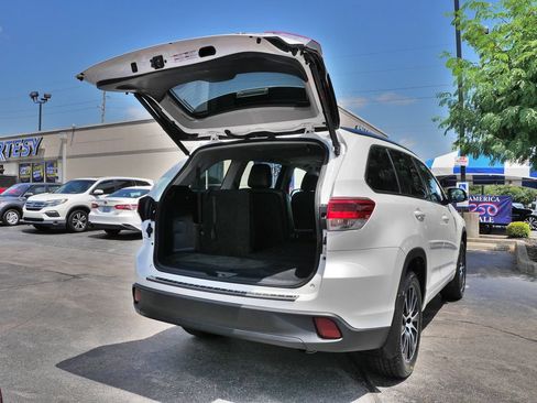 Used 2018 Toyota Highlander SE w/ Carpet Mat Package (TMS) AWD/4WD image 16