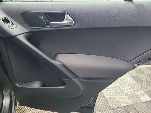 Used 2014 Volkswagen Tiguan S image 39