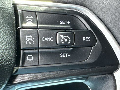 Used 2024 Jeep Grand Cherokee Laredo AWD/4WD image 18