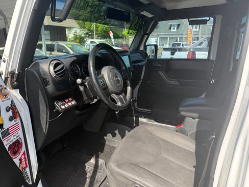 Used 2018 Jeep Wrangler Unlimited Sport w/ Connectivity Group AWD/4WD image 15