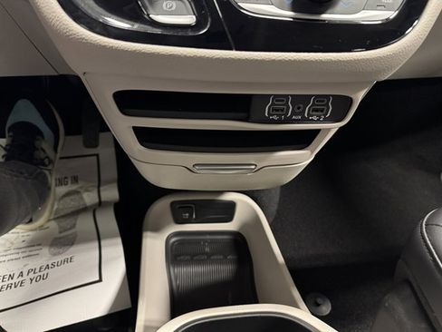 Used 2024 Chrysler Pacifica Select image 33
