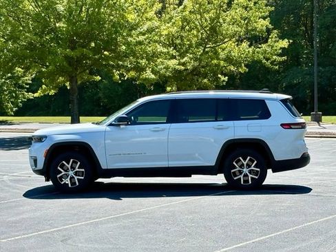 Used 2023 Jeep Grand Cherokee L Limited w/ Luxury Tech Group II AWD/4WD image 3
