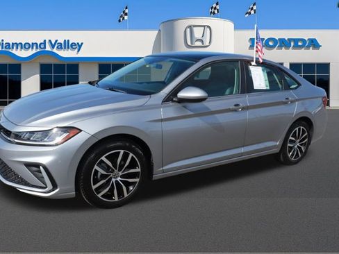 Used 2025 Volkswagen Jetta SE image 3