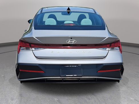 Used 2025 Hyundai Elantra Limited FWD image 5