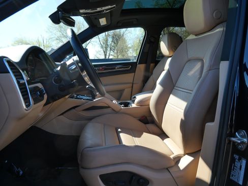 Used 2023 Porsche Cayenne AWD/4WD image 14