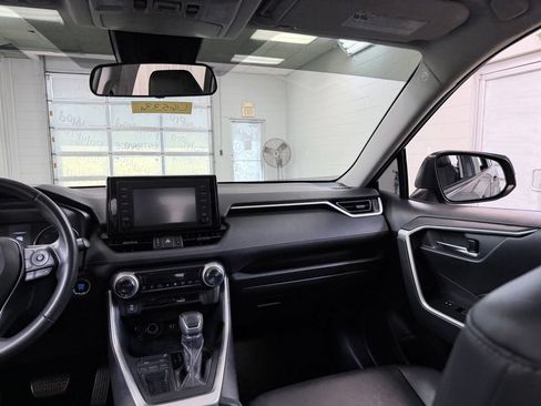 Used 2019 Toyota RAV4 XLE Premium FWD image 28