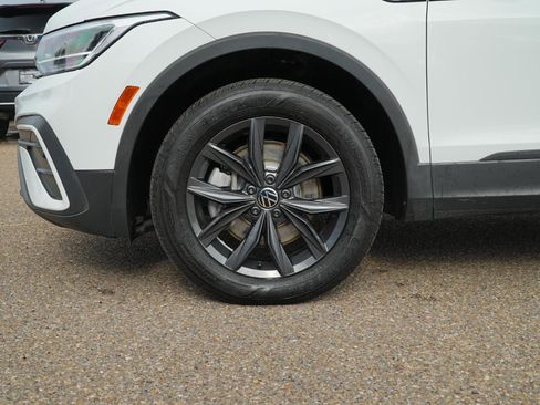 Used 2024 Volkswagen Tiguan SE image 12