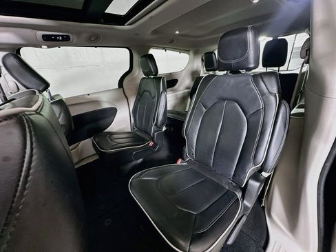 Used 2023 Chrysler Pacifica Limited FWD image 24